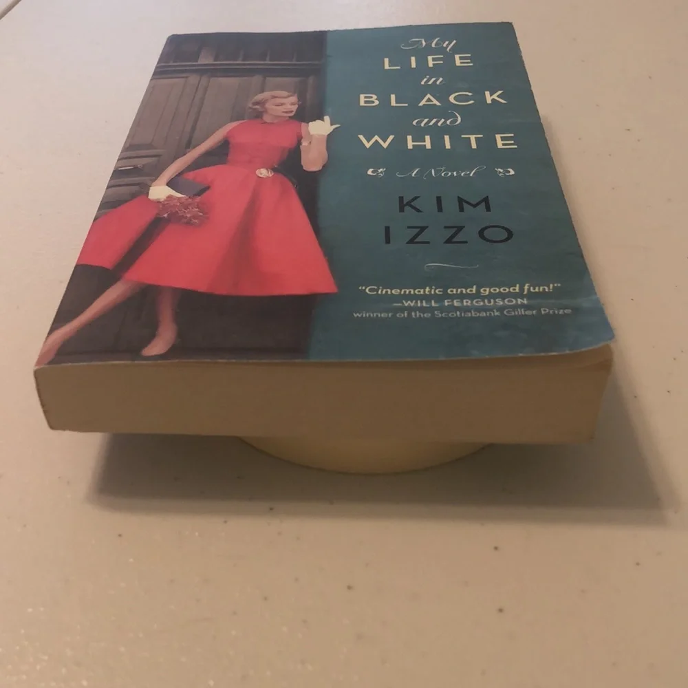 My Life in Black and White by Kim Izzo Paperback